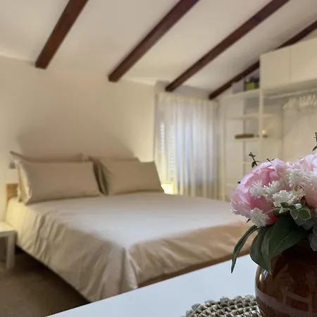 Apartment Locandina Jure